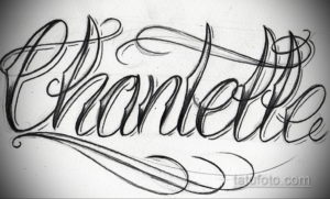 Черно-белый эскиз татуировки с именем 'Chantelle', выполненный в каллиграфическом стиле с изящными завитушками и узорами. Идеально для женской татуировки.