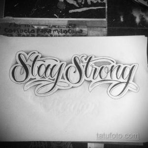 Эскиз татуировки надписи 'Stay Strong' выполненный в каллиграфическом стиле с добавлением декоративных завитков и теней.