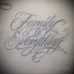 Эскиз татуировки надписи 'Family is Everything' выполненный в нежном каллиграфическом стиле с тонкими линиями.