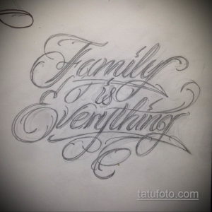 Эскиз татуировки надписи 'Family is Everything' выполненный в нежном каллиграфическом стиле с тонкими линиями.