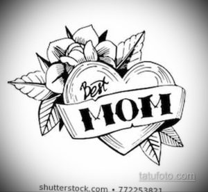 Эскиз татуировки в виде сердца, обвитого цветами, с надписью "Best Mom". Идеально подходит для выражения любви и благодарности матери.