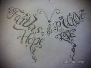 Эскиз татуировки с каллиграфической надписью "Faith, Hope, Believe, Love" и декоративными элементами в виде сердечек и музыкального ключа.