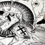 Черно-белый эскиз татуировки с изображением черепа, окруженного ветвями деревьев, звездами и цветком. Детализированный и атмосферный рисунок.