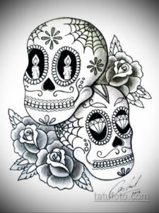Яркий и детализированный эскиз татуировки черепа в стиле Day of the Dead (День мертвых) с цветами, свечами и розами. Подходит для любителей мексиканской культуры.