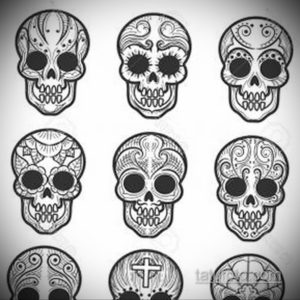 Фото коллекции эскизов татуировок черепов в стиле sugar skull, выполненных в черно-белой графике. Идеально для любителей мексиканской культуры.