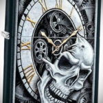 Фото татуировки на зажигалке Zippo: череп с часами и шестеренками, выполненный в реалистичном стиле. Детальный рисунок тату.