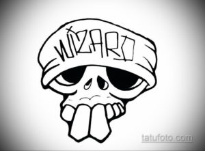 Фото тату: эскиз татуировки черепа в бандане с надписью "Wizard". Рисунок выполнен в простом, мультяшном стиле с использованием четких линий.