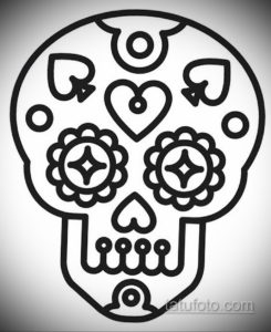 Черно-белый эскиз татуировки черепа в стиле Day of the Dead с цветочными и геометрическими узорами. Идеально для любителей мексиканской культуры.