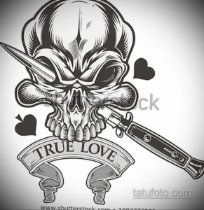 Черно-белое фото тату черепа, пронзенного ножом, с надписью 'True Love'. Детализированный рисунок в стиле олдскул.
