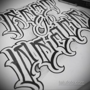 Эскиз татуировки с надписью 'Hang Up the Finest', выполненный в стиле граффити с использованием объемных букв и декоративных элементов.