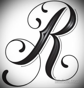 Фотография эскиза татуировки с изображением буквы 'R', выполненной в изящном и элегантном стиле с декоративными элементами.