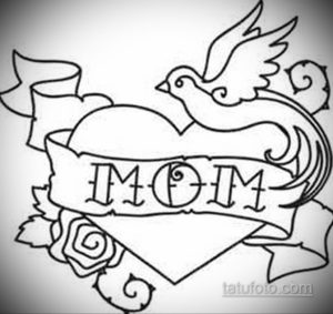 Черно-белый эскиз татуировки с изображением сердца, украшенного розой, птичкой и лентой с надписью 'Mom'.