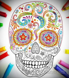 Фото тату: красочный эскиз черепа, выполненный в стиле Zentangle с использованием ярких цветов и сложных узоров. Оригинальный рисунок для творческих личностей.