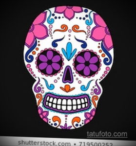 Фото тату: красочный эскиз сахарного черепа в стиле Day of the Dead с цветами и узорами. Идеально для любителей мексиканской культуры.