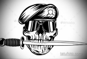 Фото тату черепа в военной беретке и с кинжалом во рту. Черно-белый эскиз татуировки с высокой детализацией.