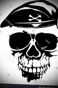Черно-белый эскиз татуировки с изображением черепа в берете, украшенного костями. Подходит для тех, кто ищет тату с готическим и бунтарским настроением.