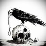 Черно-белый эскиз татуировки с изображением ворона, держащего в клюве веревку с петлей, на фоне черепа. Мрачный и символичный рисунок.
