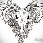 Эскиз татуировки черепа барана с расправленными крыльями. Мрачный и мистический рисунок с использованием четких линий и детализированной прорисовки.