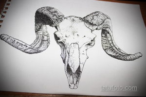 Рисунок черепа барана, выполненный в технике точечной графики (dotwork). Мрачный и детализированный эскиз тату с использованием множества точек.