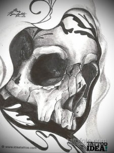 Черно-белая татуировка черепа в капюшоне, выполненная в стиле dark art с использованием мрачных тонов и детализированной прорисовки.