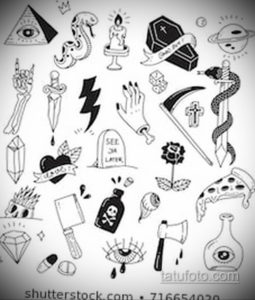 Коллаж из множества черно-белых эскизов татуировок: черепа, кинжалы, сердца, громы, змеи, свечи и другие мистические символы. Разнообразие стилей и размеров.