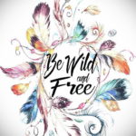 Фото татуировки с изображением композиции из перьев, цветов и надписи "Be Wild and Free". Яркие цвета, акварельный эффект и вдохновляющий слоган.