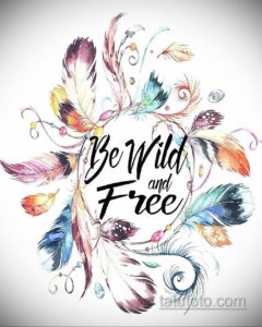 Фото татуировки с изображением композиции из перьев, цветов и надписи "Be Wild and Free". Яркие цвета, акварельный эффект и вдохновляющий слоган.