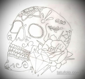 Черно-белый эскиз татуировки сахарного черепа в стиле Day of the Dead, украшенного цветами и узорами.