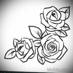 Черно-белый эскиз татуировки с изображением трех роз с листьями. Классический и элегантный дизайн.