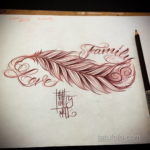 Эскиз татуировки с изображением пера, украшенного надписями 'Family' и 'Love', выполненный в красно-коричневых тонах. Символизирует любовь и семейные ценности.