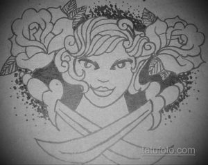 Черно-белый эскиз татуировки с изображением девушки, окруженной розами и держащей кинжал. Детализированный рисунок для вдохновения.
