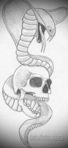 Черно-белый эскиз татуировки с изображением черепа, обвитого змеей. Детализированный и мрачный рисунок для любителей готического стиля.
