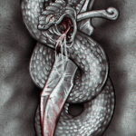 Черно-серая татуировка: змея обвивает кинжал, лезвие которого окрашено в красный цвет. Детализированный рисунок с реалистичной текстурой чешуи.