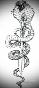 Черно-белый эскиз татуировки в стиле blackwork, изображающий кобру, обвивающую кинжал, с акцентом на геометрические узоры и плотную штриховку.