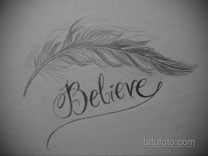 Эскиз татуировки с изображением пера и надписи 'Believe', выполненный в черно-белом стиле. Символизирует веру в себя и свои мечты.