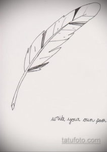 Черно-белая татуировка с изображением пера и фразой 'write your own path'. Мотивирующий дизайн для тех, кто стремится к самоопределению.