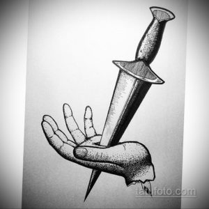 Фото тату эскиза: рука, держащая кинжал, выполненная в технике дотворк. Рисунок выполнен в черно-белой графике с использованием множества точек.