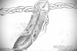 Черно-белый эскиз татуировки с изображением пера, обвитого сложным кельтским узлом. Детализированный рисунок для любителей этнических мотивов.