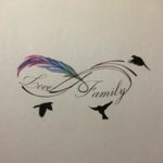 Эскиз татуировки: красочное перо с надписью "Love & Family" и силуэтами птиц. Подходит для семейных тату.