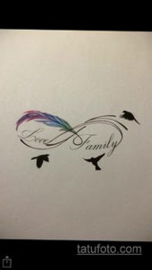 Эскиз татуировки: красочное перо с надписью "Love & Family" и силуэтами птиц. Подходит для семейных тату.