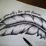 Эскиз татуировки: реалистичное изображение пера с надписью "free yourself, live your dreams". Подходит для мотивационных тату.