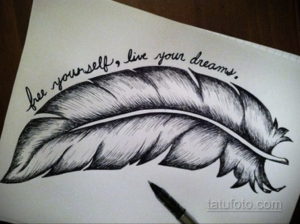 Эскиз татуировки: реалистичное изображение пера с надписью "free yourself, live your dreams". Подходит для мотивационных тату.
