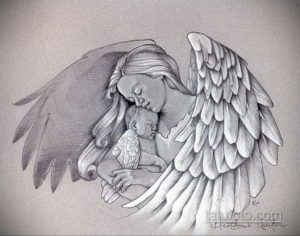 Фото тату с изображением матери, обнимающей ребенка, с большими ангельскими крыльями. Рисунок выполнен в черно-белой графике, с акцентом на детализацию лиц и перьев.