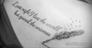 Фото тату: татуировка с цитатой "Last night I lost the world but gained the universe" и изображением пера, окруженного летящими птицами.