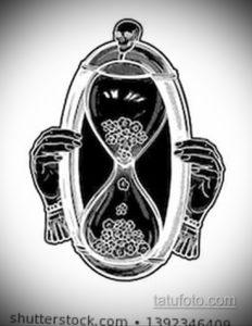 Фото эскиза татуировки с изображением песочных часов, в которых находится череп. Часы держат руки, символизирующие борьбу со временем.