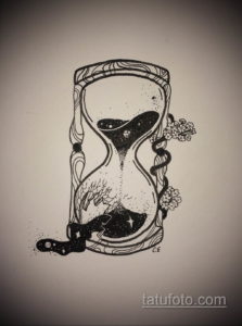 Черно-белый эскиз татуировки песочных часов, в верхней части которых изображены цветы, а в нижней – тьма и ветви. Символизирует жизнь и смерть, красоту и увядание.