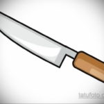 Фото эскиза татуировки с изображением простого кинжала с деревянной рукояткой, выполненного в плоском, графическом стиле.