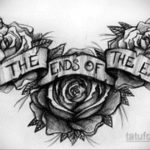 Черно-белый эскиз татуировки с тремя розами и надписью "To the ends of the Earth" на ленте.
