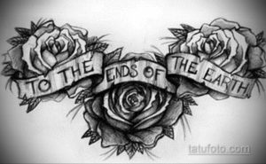 Черно-белый эскиз татуировки с тремя розами и надписью "To the ends of the Earth" на ленте.