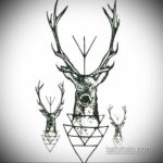 Черно-белое фото татуировки с изображением головы оленя, выполненной в геометрическом стиле с использованием треугольников.